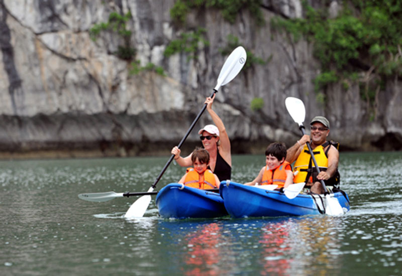 Chèo thuyền Kayak trên vịnh Hạ Long