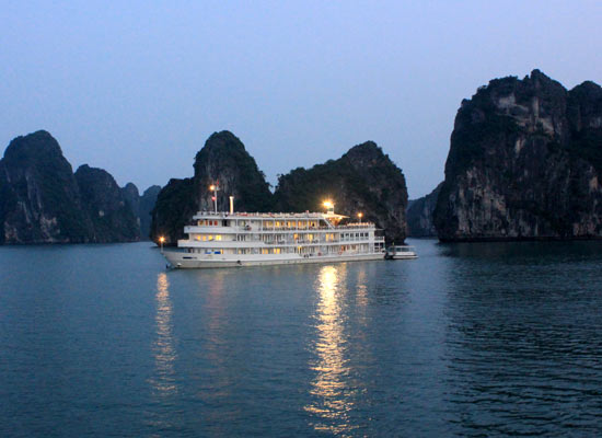 Ngủ đêm trên vịnh Hạ Long