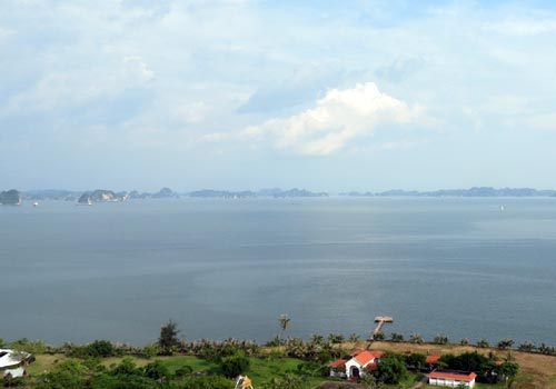 Trên vịnh Hạ Long không một bóng thuyền