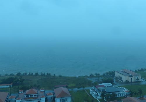 Bão to, mưa không nhìn thấy biển
