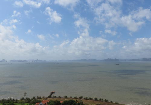 Vịnh Hạ Long vắng lặng