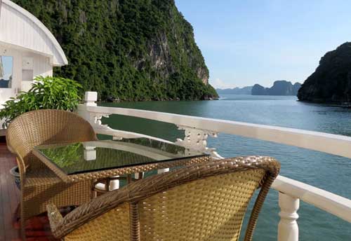 Ngắm vịnh Hạ Long thoải mái trên sundeck