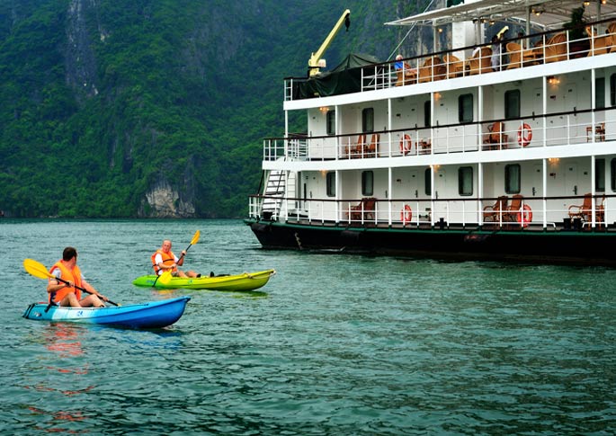 Emeraude Cruises kayak