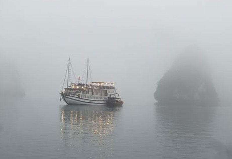 The beauty of Halong Bay in winter
