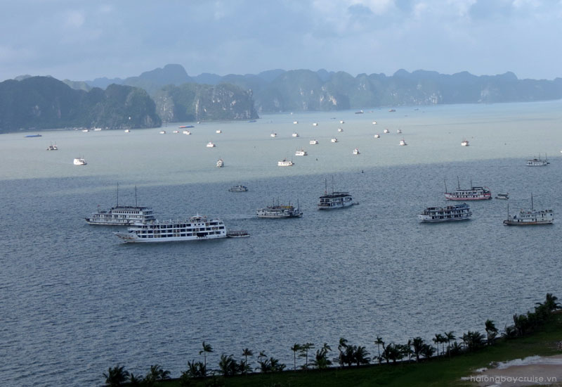 What bad weather might occur in Halong Bay?