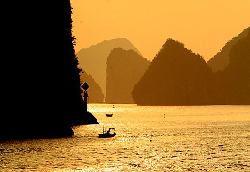 How to Get to Halong Bay from Dominican Republic?
