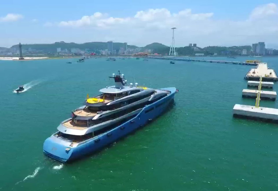British billionaire sails Aviva yacht in Halong Bay