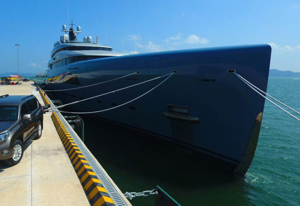 British billionaire sails Aviva yacht in Halong Bay