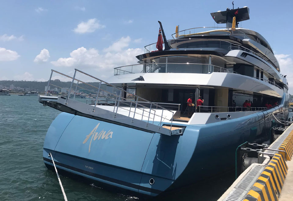 British billionaire sails Aviva yacht in Halong Bay