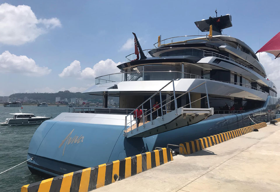 British billionaire sails Aviva yacht in Halong Bay