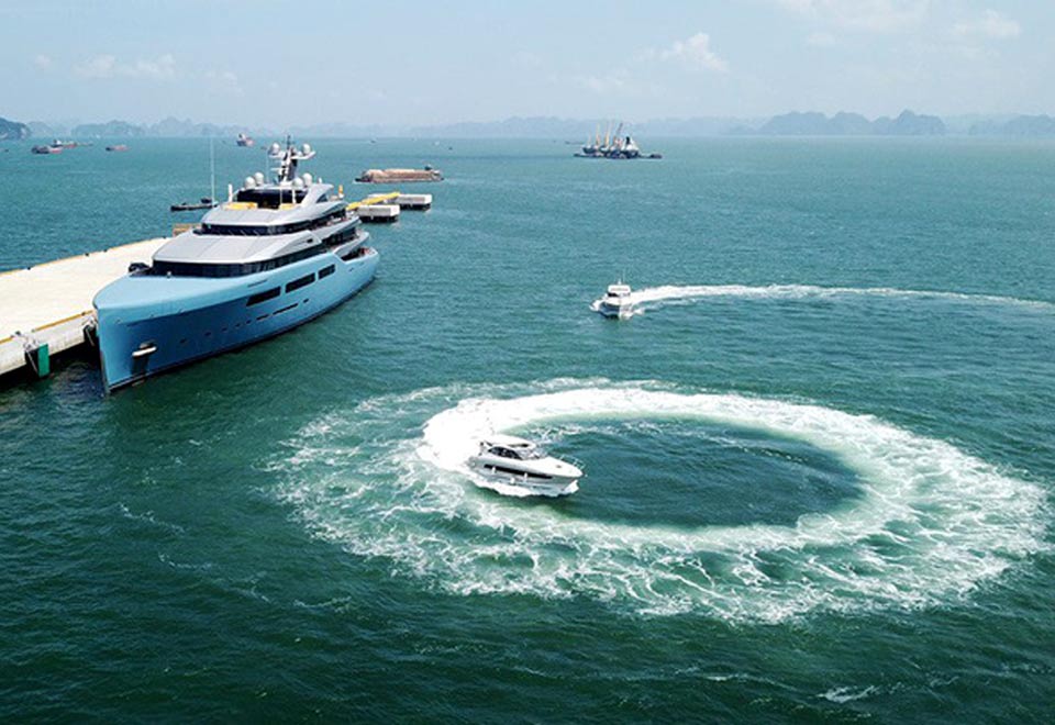 Aviva Yacht